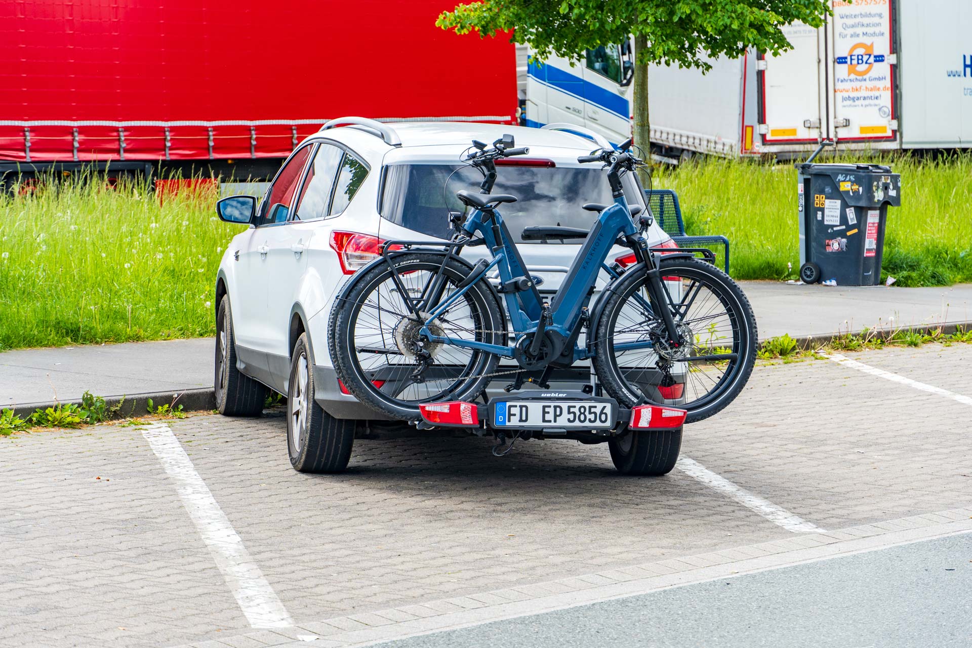 Reisegepäck - Geschirr - Lebensmittel - Kaffeemaschine - Fotoausrüstung - Fahrräder - PC = Alles an Bord.... Image